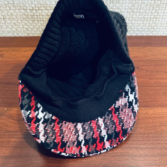 VTG Black & Red Houndstooth Plaid Acrylic Knit Cabbie Hat - Picture 8 of 10